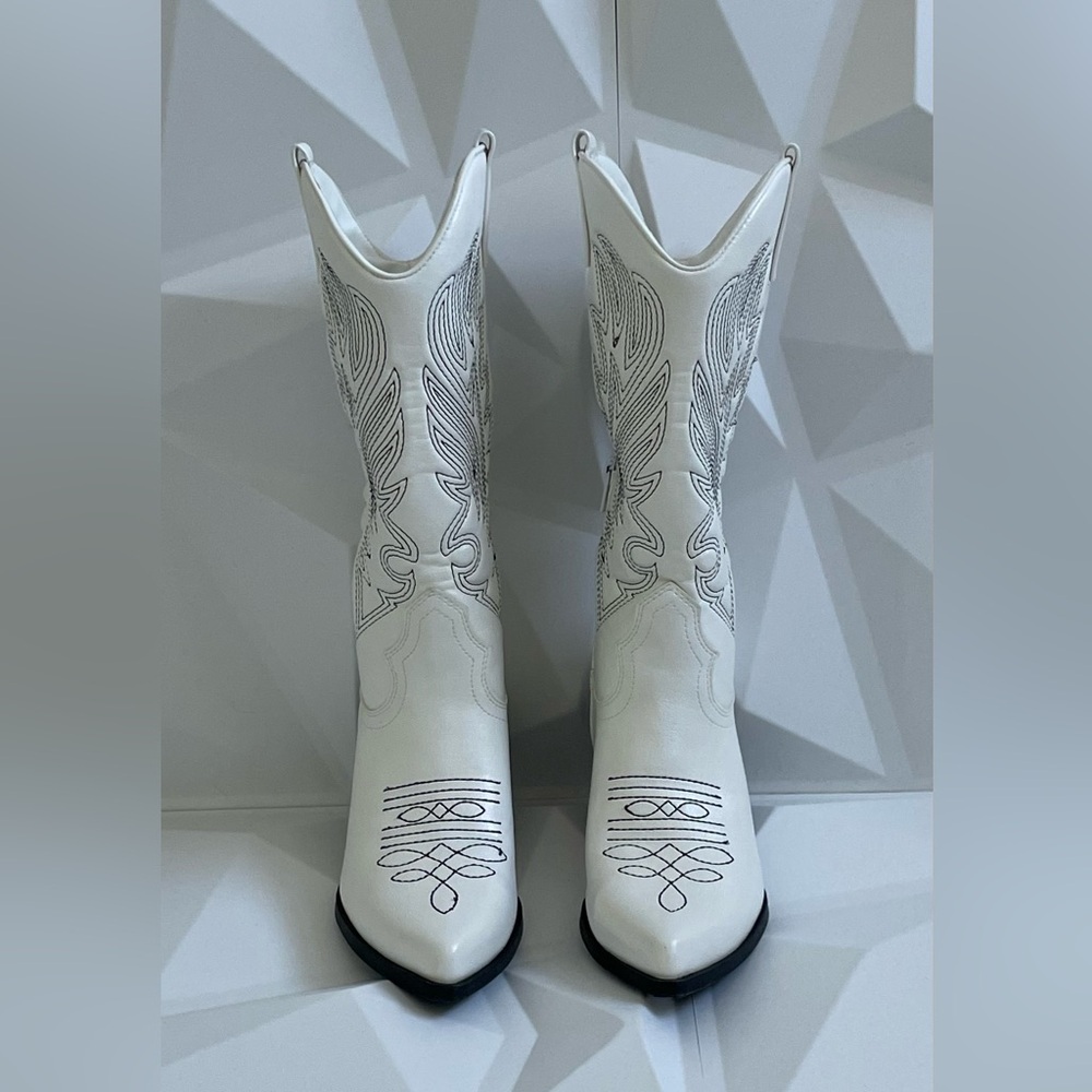 🤍ivory women's boots women’s 
Size: 6 - Picture 3 of 12